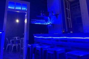 una barra de un bar con iluminación azul 