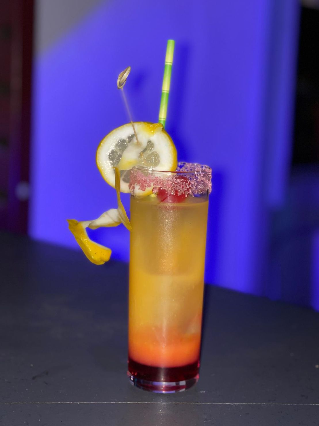 coctel color naranja con un limon