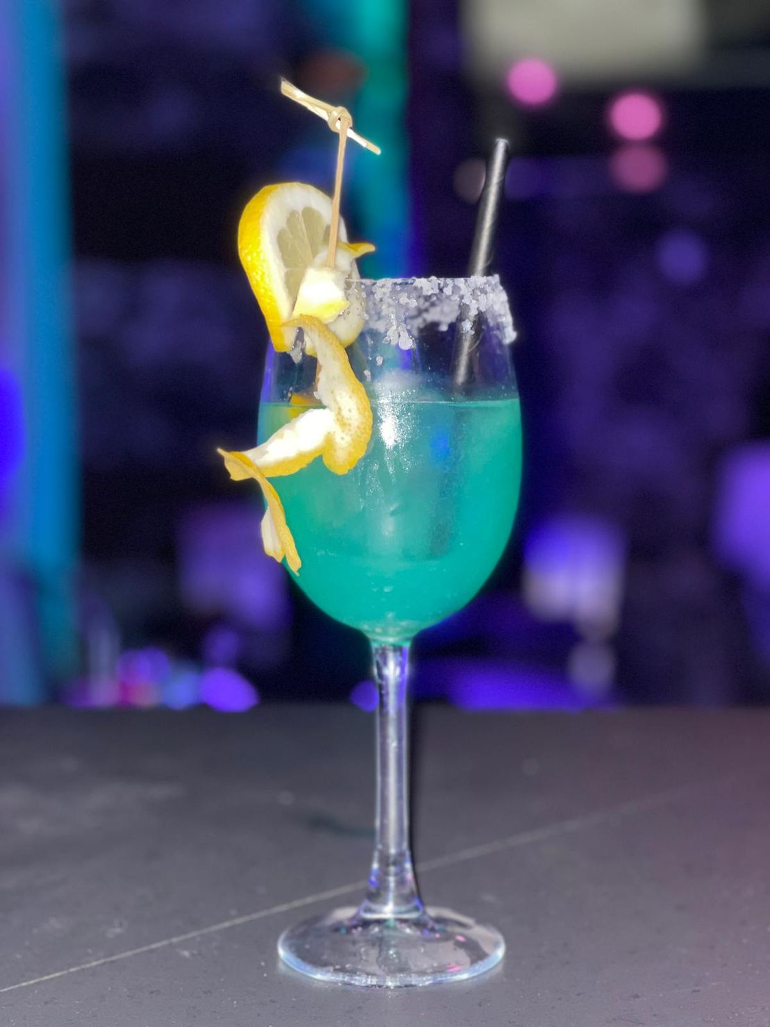 Coctel color azul con limón y sal